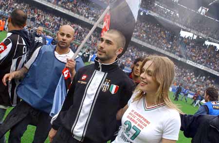 阿夫迪亚成50年来开拓者首位3场砍90+30+30球员