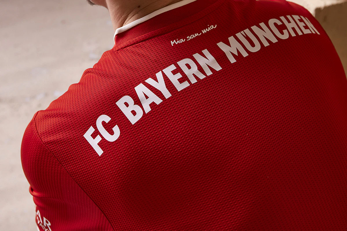 心系老东家，维尼修斯晒穿达尼洛弗拉门戈13号球衣打游戏