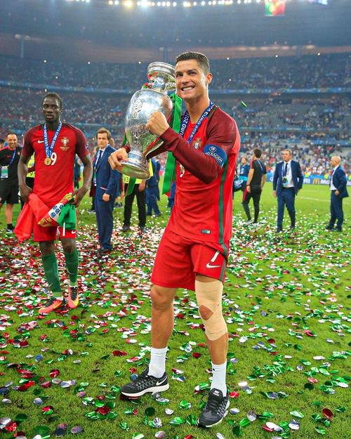 对巴萨! 世体：西班牙人计划在主场球门后设防护网，保护霍安等人（迎战巴萨！据世体：西班牙人将于主场球门后加装防护网，保障霍安等人安全）