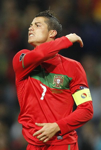 足球国足公开训练吸引千名球迷现场加油（国足公开训练吸引上千球迷到场助威）