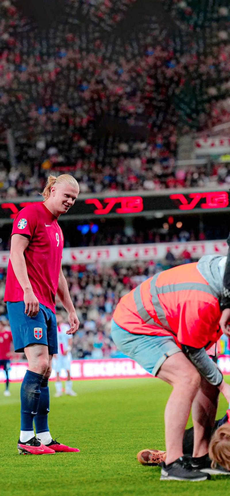 帅惟浩从中学突飞猛进，被破格选入亚冠，潜力巨大，成都蓉城为其定制三年培养计划，引多家豪门关注。（帅惟浩飞速崛起破格入亚冠，成都蓉城定制三年培养计划，豪门纷纷关注）