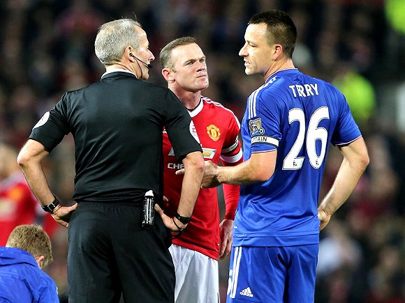 被记者问如何迅速克服伤病，刚果中场萨迪基举起圣经笑而不语（记者问他如何迅速伤愈，刚果中场萨迪基举起圣经，微笑不语）