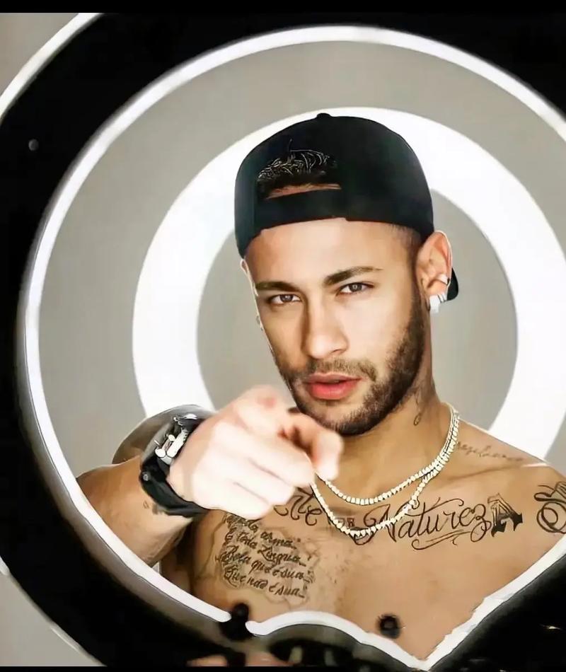 流量狂人摩根：借特朗普上位靠C罗大赚，习惯挖坑式采访