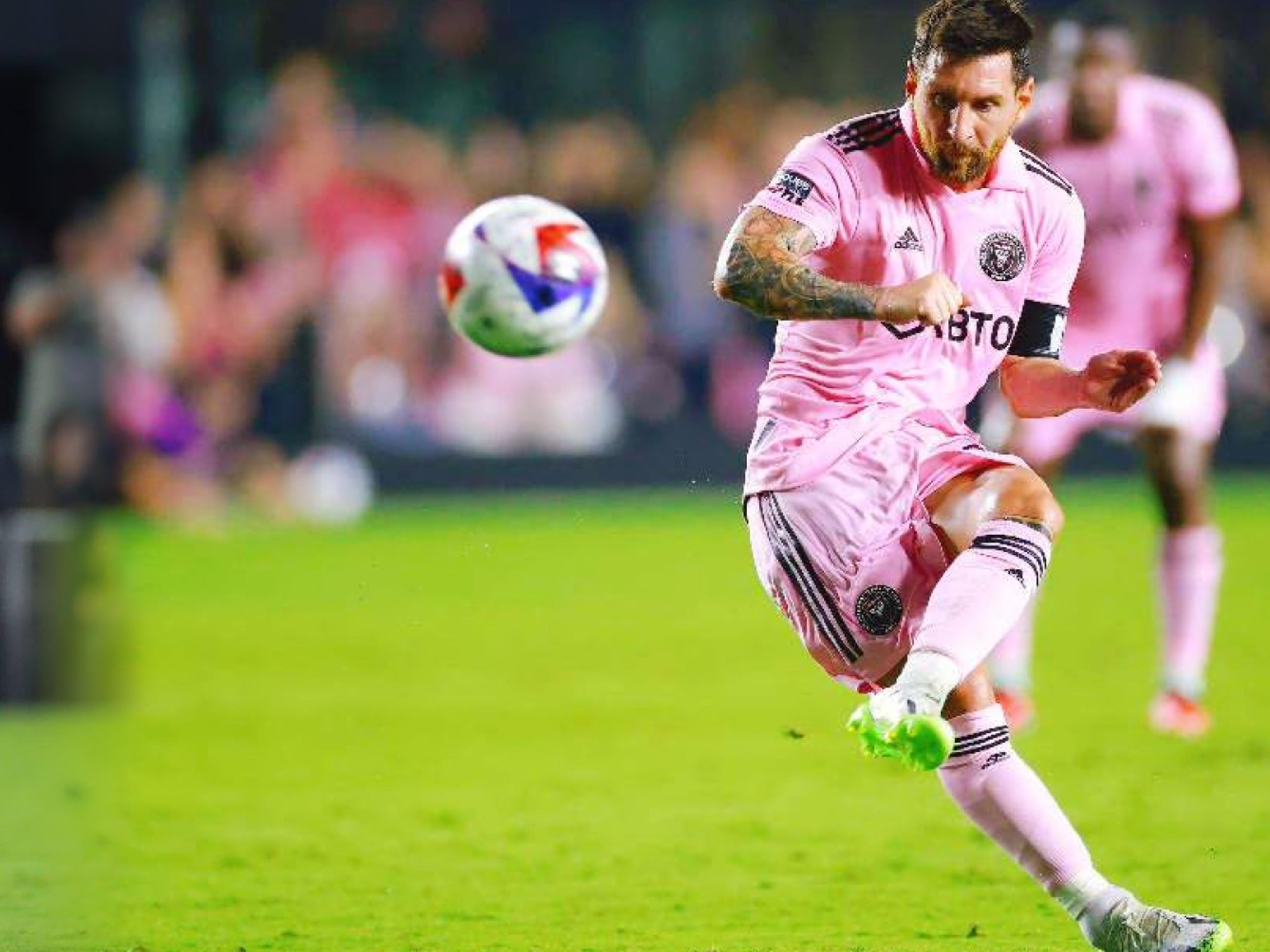 最快百球先生！哈兰德领取英超100球纪念球（英超百球最快！哈兰德获颁100球纪念球）